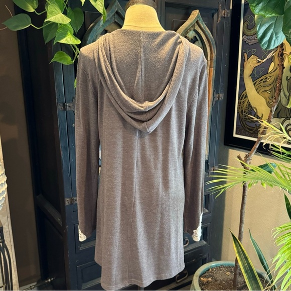 Umgee Taupe Brown asymmetric open front hooded cardigan with crochet lace cuffs - Picture 7 of 14